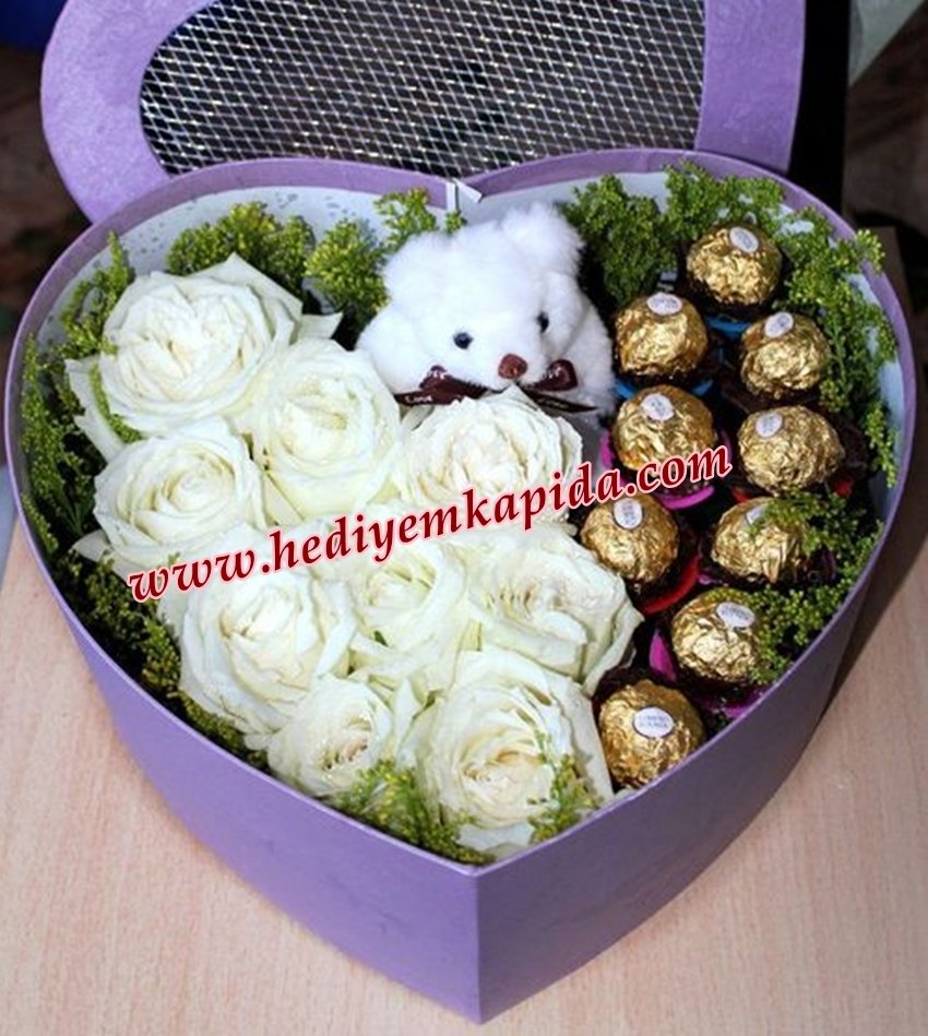 Kalp Kutuda Beyaz Güller Çikolata ve Ayıcık