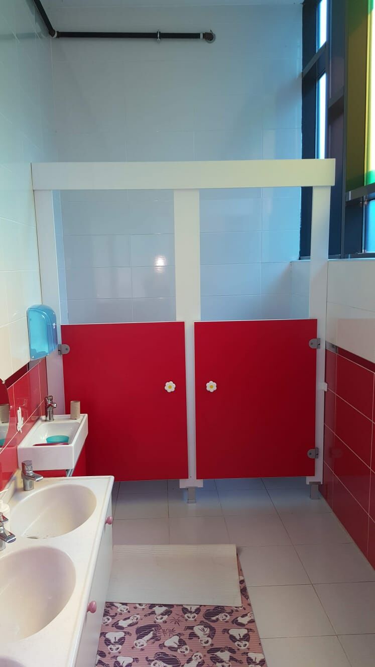 Tuvalet Kabini 2 Bölme Kırmızı Beyaz