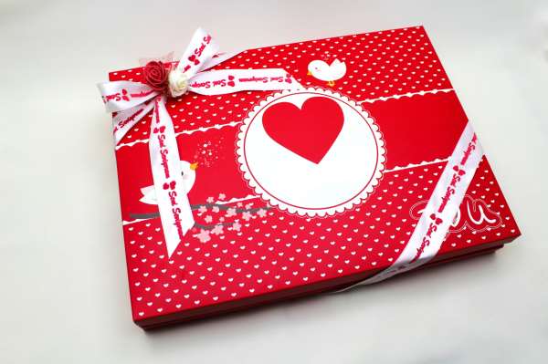 Dark Brown Sevgililer Günü Tebrik Çikolatası Madlen Kalpli Kırmızı Kutuda