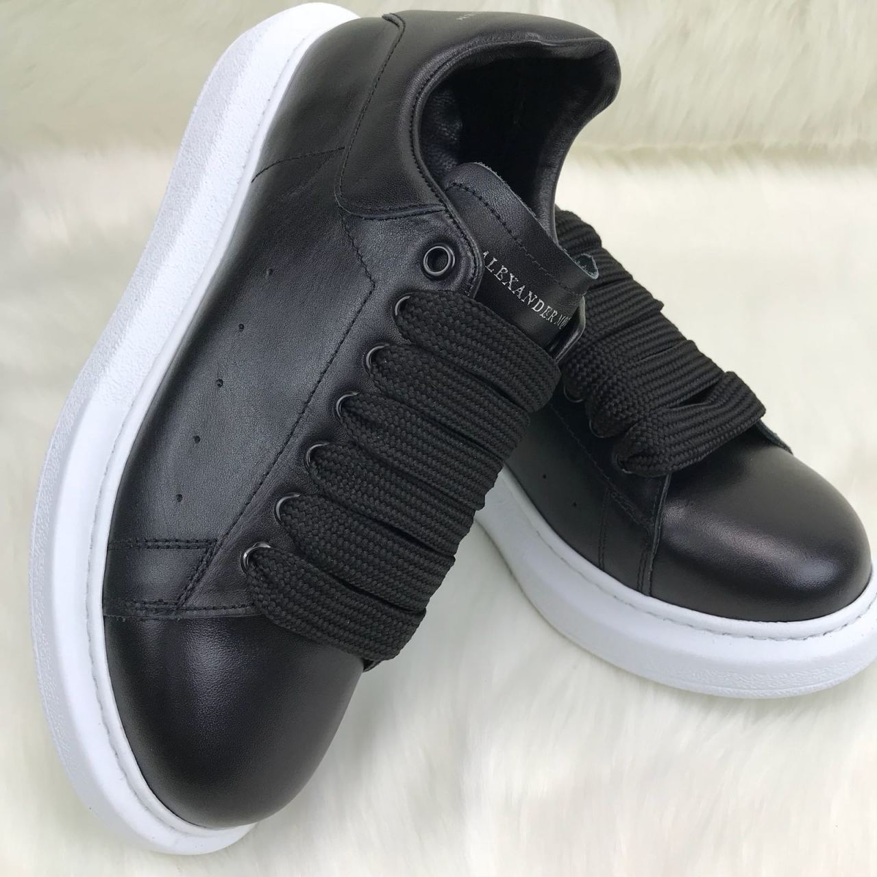 ALEXANDER McQueen %HAKİKİ DERİ ERKEK SNEAKER SİYAH BEYAZ