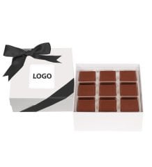 Logolu Beyaz Küp Kutuda Açık Madlen Çikolata