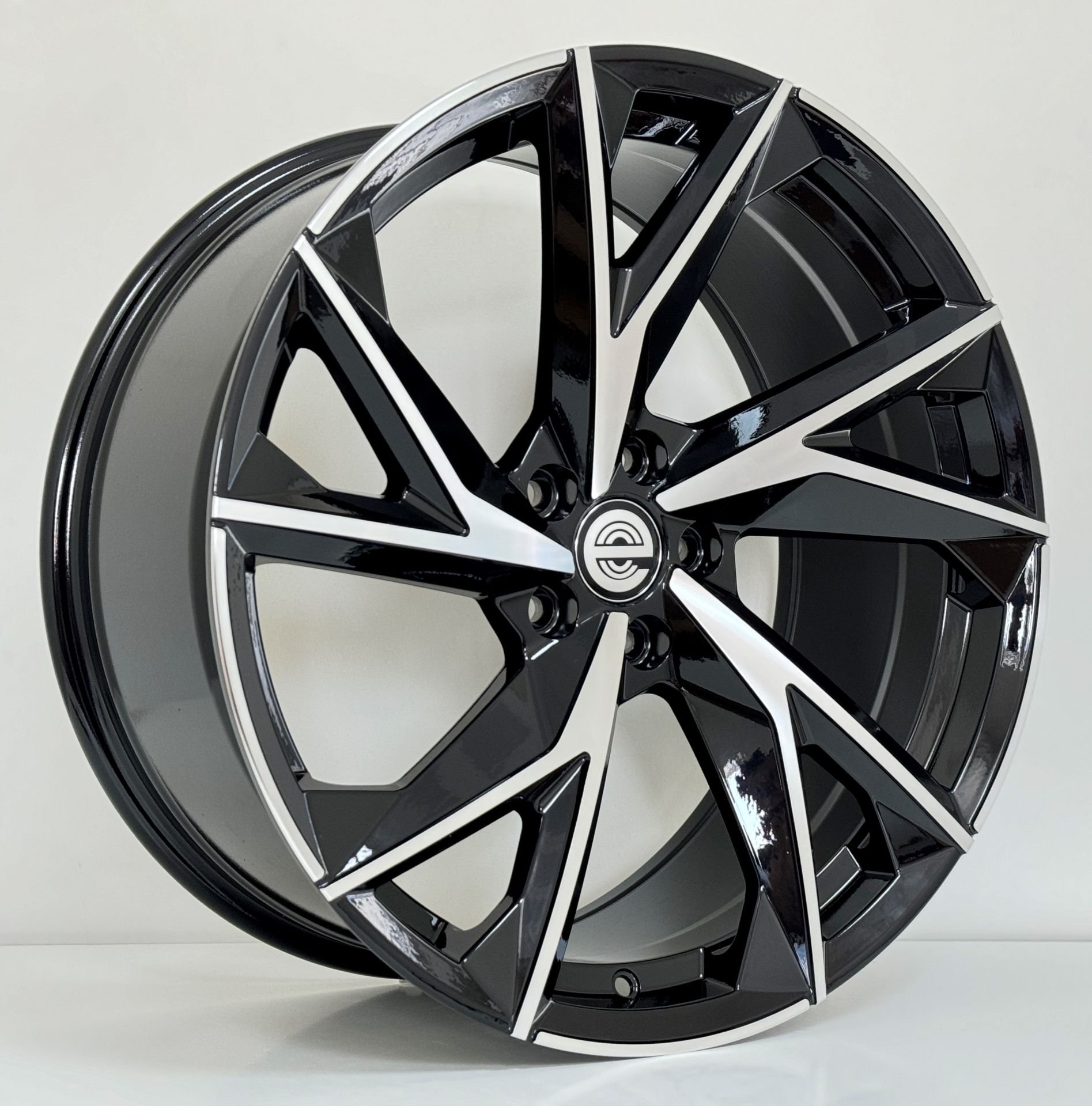 EXP HA0003 8.5X19İNÇ 5X112 ET32 66.45 BLACK MACHINED XL ÇELİK JANT