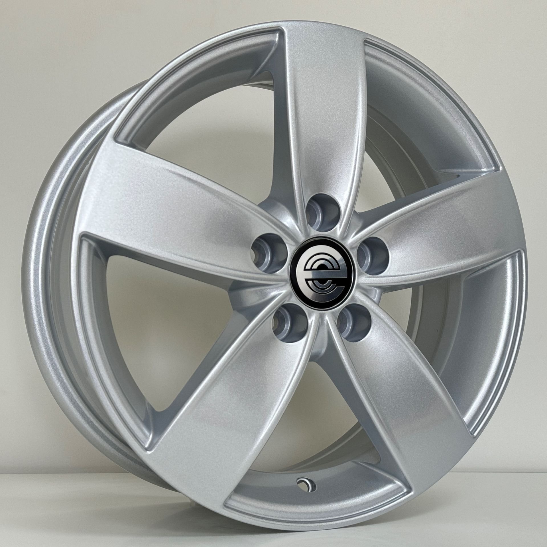 EXP-FR274 6X15 İNÇ 5X100 ET40 57.1 SİLVER ÇELİK JANT