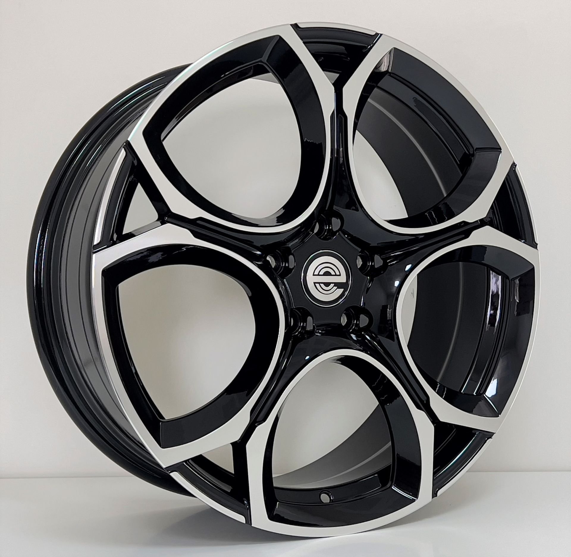 EXP HVW0034 8X18İNÇ 5X112 ET45 57.1 BLACK MACHINED XL ÇELİK JANT