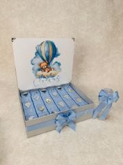 AYICIK-Standlı Kutuda 15 Gr  Kampanyalı Erkek Bebek Çikolatası(1 Adet Kolonya Şişesi Hediyeli)