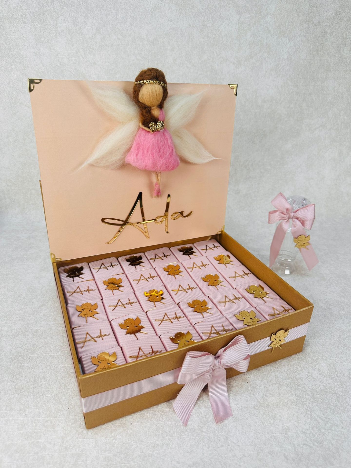 MELEK-Standlı Kutuda 15 Gr  Kampanyalı Erkek Bebek Çikolatası(1 Adet Kolonya Şişesi Hediyeli)