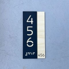 Braille Alfabeli (Görme engelli alfabe) Akçaağaç Üzeri Mat Siyah Pleksi Kapı Numarası