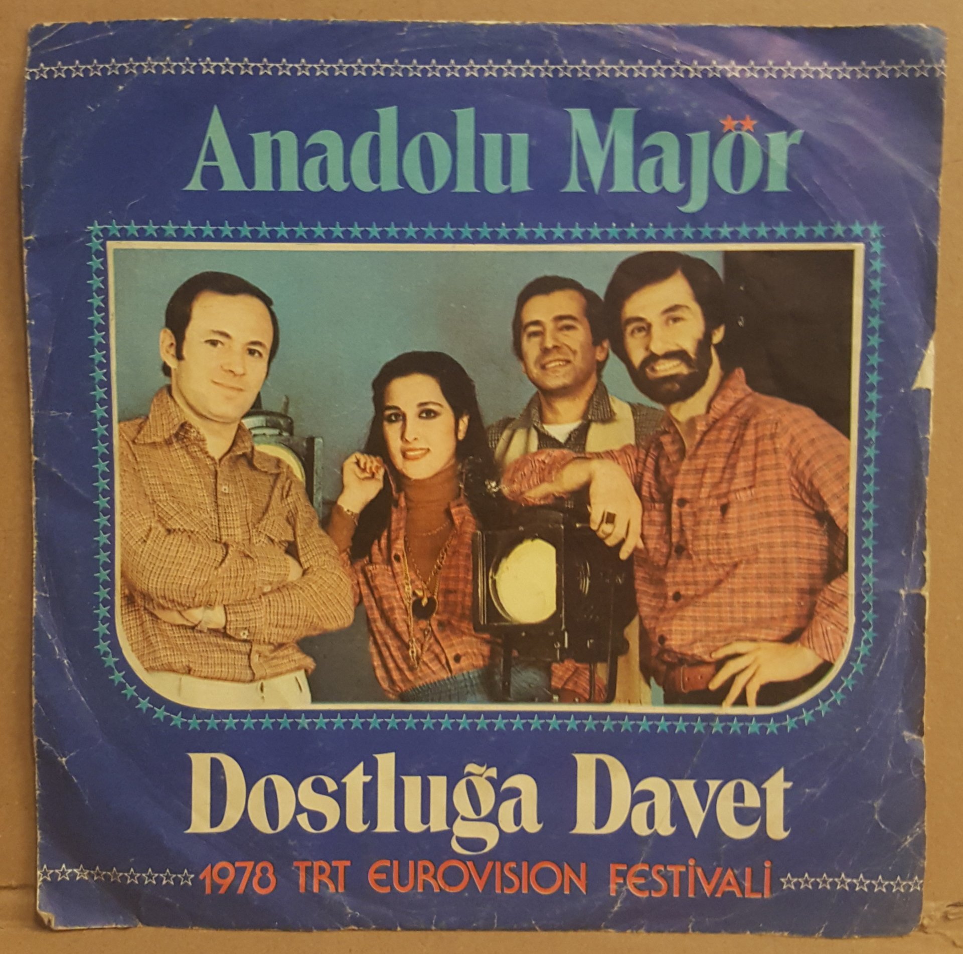 ANADOLU MAJOR (NÜKHET DURU & MODERN FOLK ÜÇLÜSÜ) -  DOSTLUĞA DAVET / TAKALAR - 7'' 45 DEVİR KAPAKLI 2.EL 45LİK PLAK