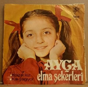 AYÇA VE ELMA ŞEKERLERİ - KÜÇÜK KIZ / KAR YAĞIYOR - 7'' 45 DEVİR KAPAKLI 2.EL 45LİK PLAK