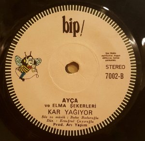 AYÇA VE ELMA ŞEKERLERİ - KÜÇÜK KIZ / KAR YAĞIYOR - 7'' 45 DEVİR KAPAKLI 2.EL 45LİK PLAK