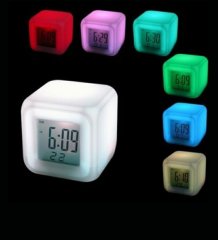 Kişiye Özel 7 Renk Değiştiren Dijital Alarmlı Masa Saati & Termometre