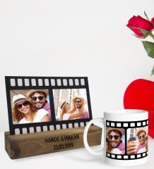 Sevgililere Özel Fotoğraflı Film Şeridi Mesajlı Dekoratif Ahşap Stand ve Kupa Hediye Seti