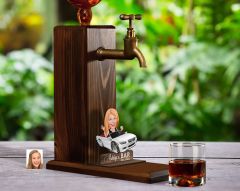 BK Gift Kişiye Özel Patron Anne Karikatürlü Musluklu Ahşap Viski Standı-3, Viski Çeşmesi, Doğum Günü Hediyesi, İçecek Dispenseri
