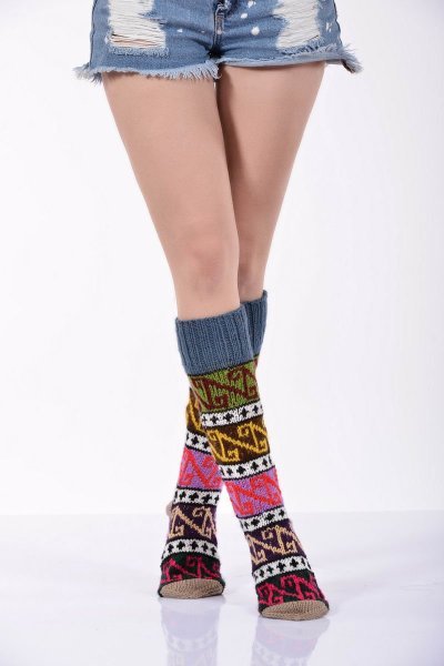 Kadın El Örgüsü Uzun Yün Çorabı   - Rengarenk
