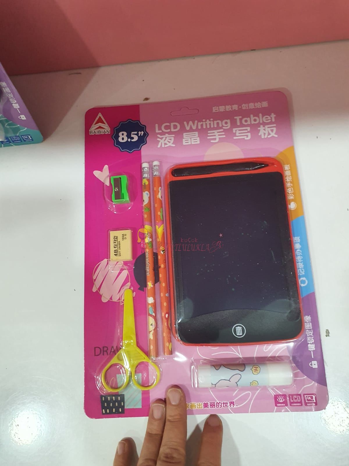 Çocuk Tablet LCD 8.5 Inç Dijital Kalemli Çizim Yazı Tahtası Pembe + Hediye Set