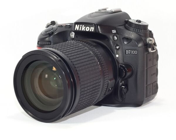 Nikon D7100 +18-135 Lens (169.000 Shutter)