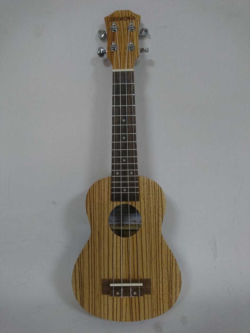 CREMONIA UKULELE 21'' SOPRANO, KILIFLI, ZEBRAWOOD, MAT FİNİŞ, SAP: MAUN, KLAVYE: SİYAH CEVİZ, BURGULAR: KALİTELİ KALIP DÖKÜM