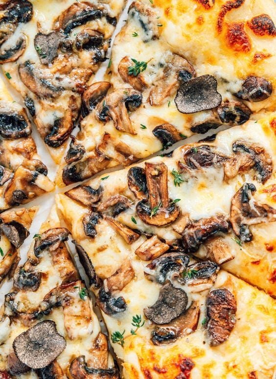 Beyaz Trüf Organik Zeytinyağı ile Ev Yapımı Akdeniz Usulü Pizza