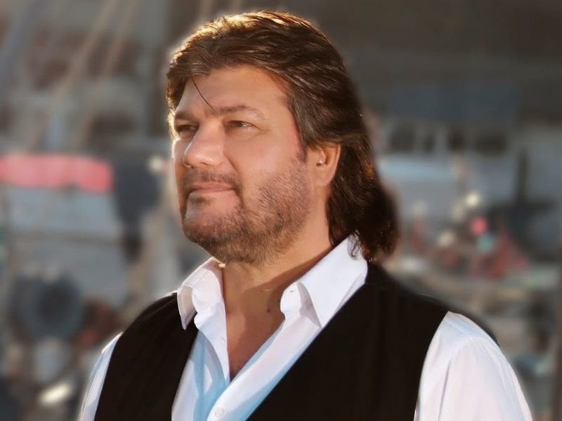 Ahmet Şafak Kimdir?