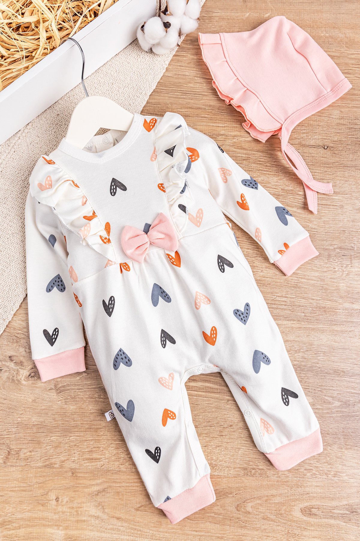 Kalp Desenli Fırfırlı Şapkalı Kız Bebek Tulum