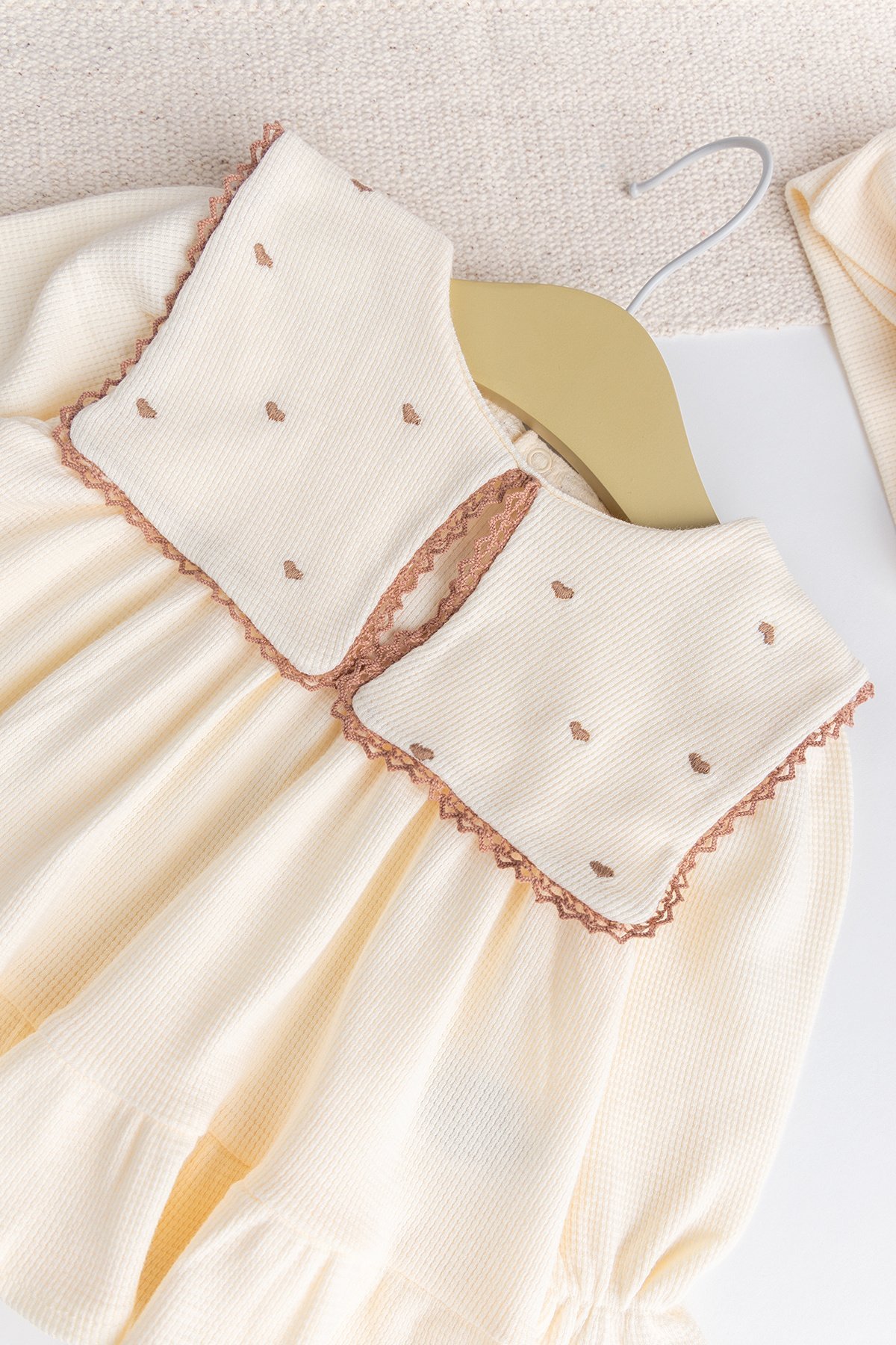 Kare Mendil Yakalı %100 Pamuk Kalp Nakışlı Bandanalı Kız Bebek Elbise Dogumğünü Özelğün Takım