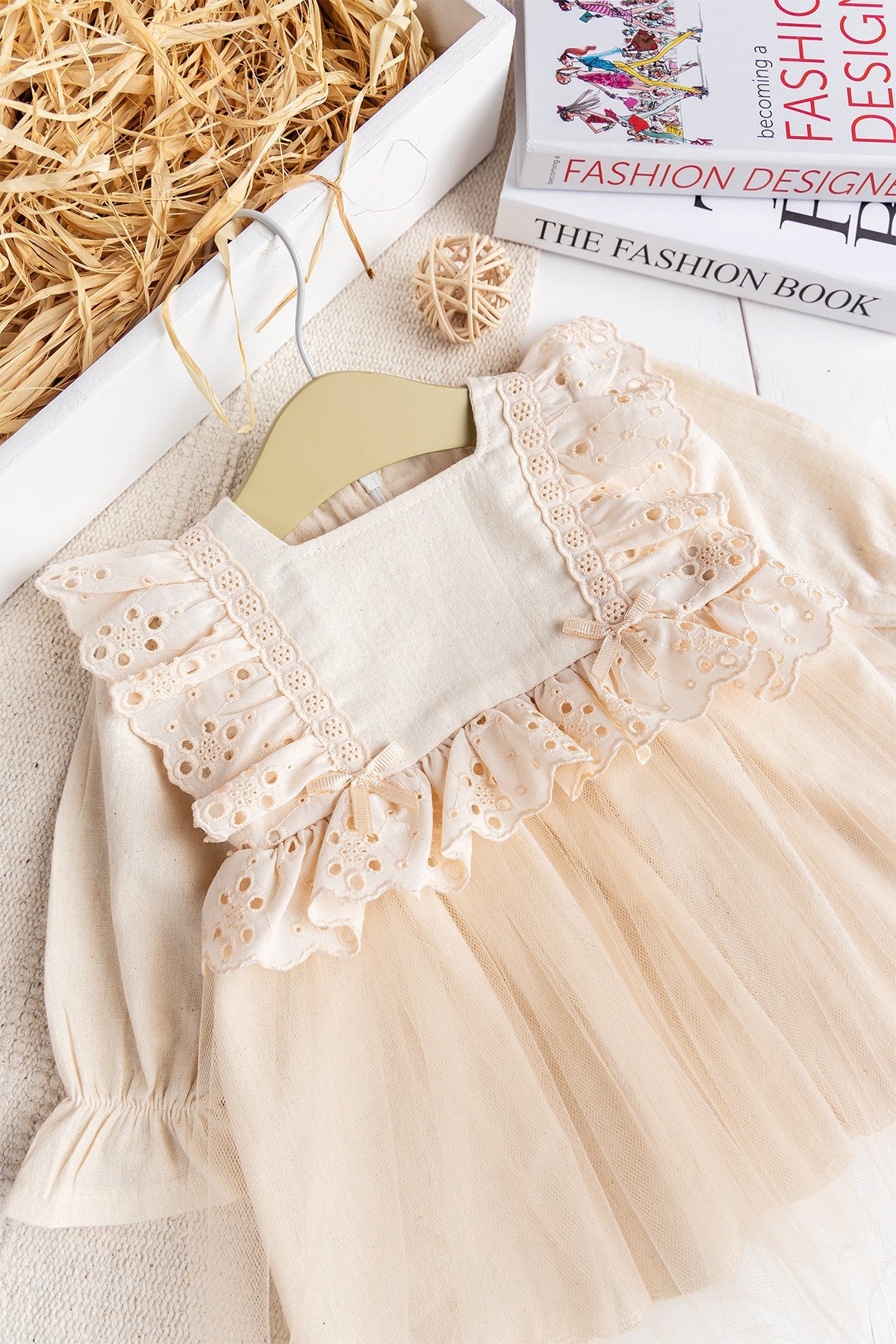 Fistolu Kare Yaka %100 Pamuk Krem Kız Bebek Elbise Özel Gün Doğum Günü