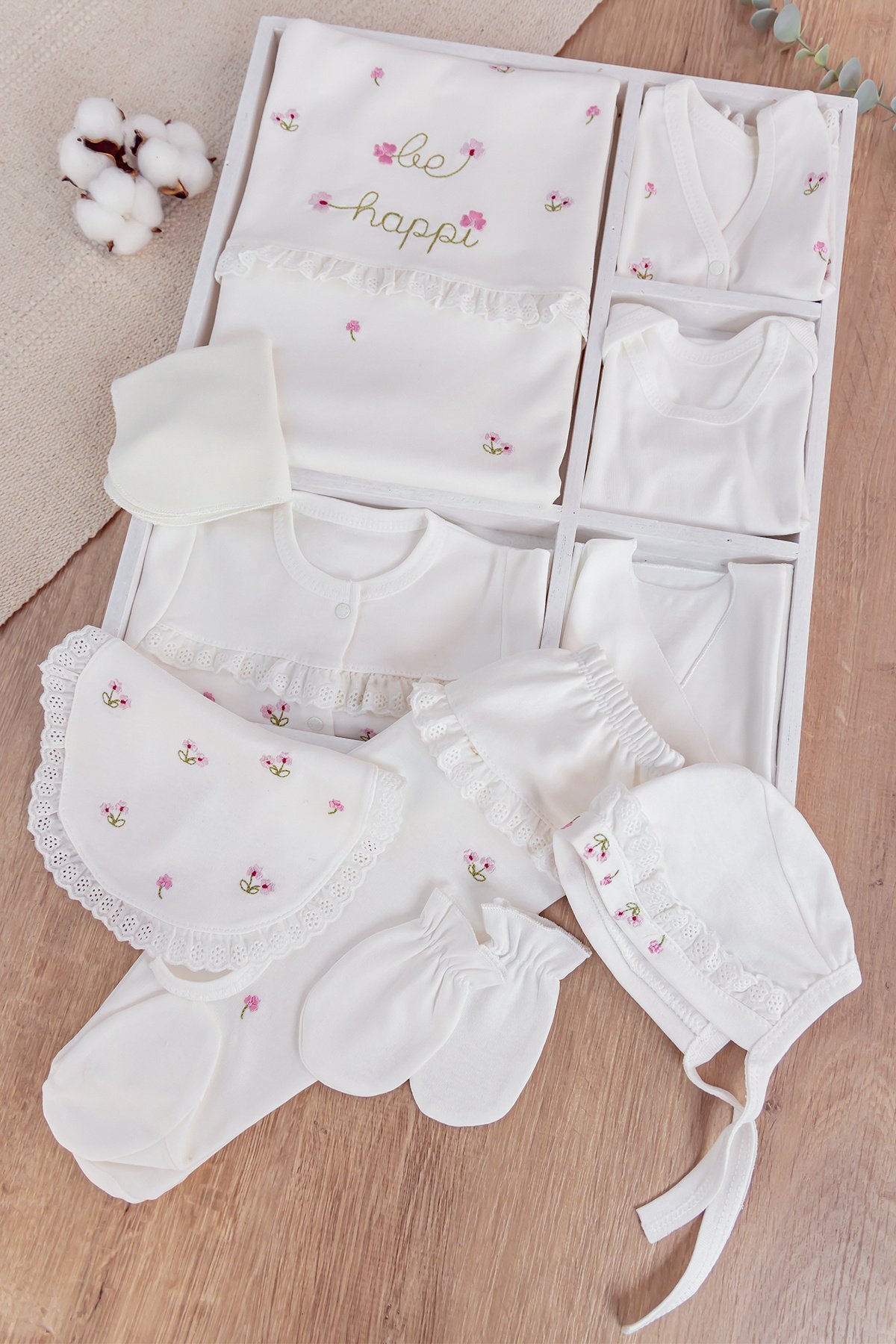 Çiçek İşlemeli Güpürlü Pamuklu 10 Parça Kız Bebek Hastane Çıkışı Bebek Takımı