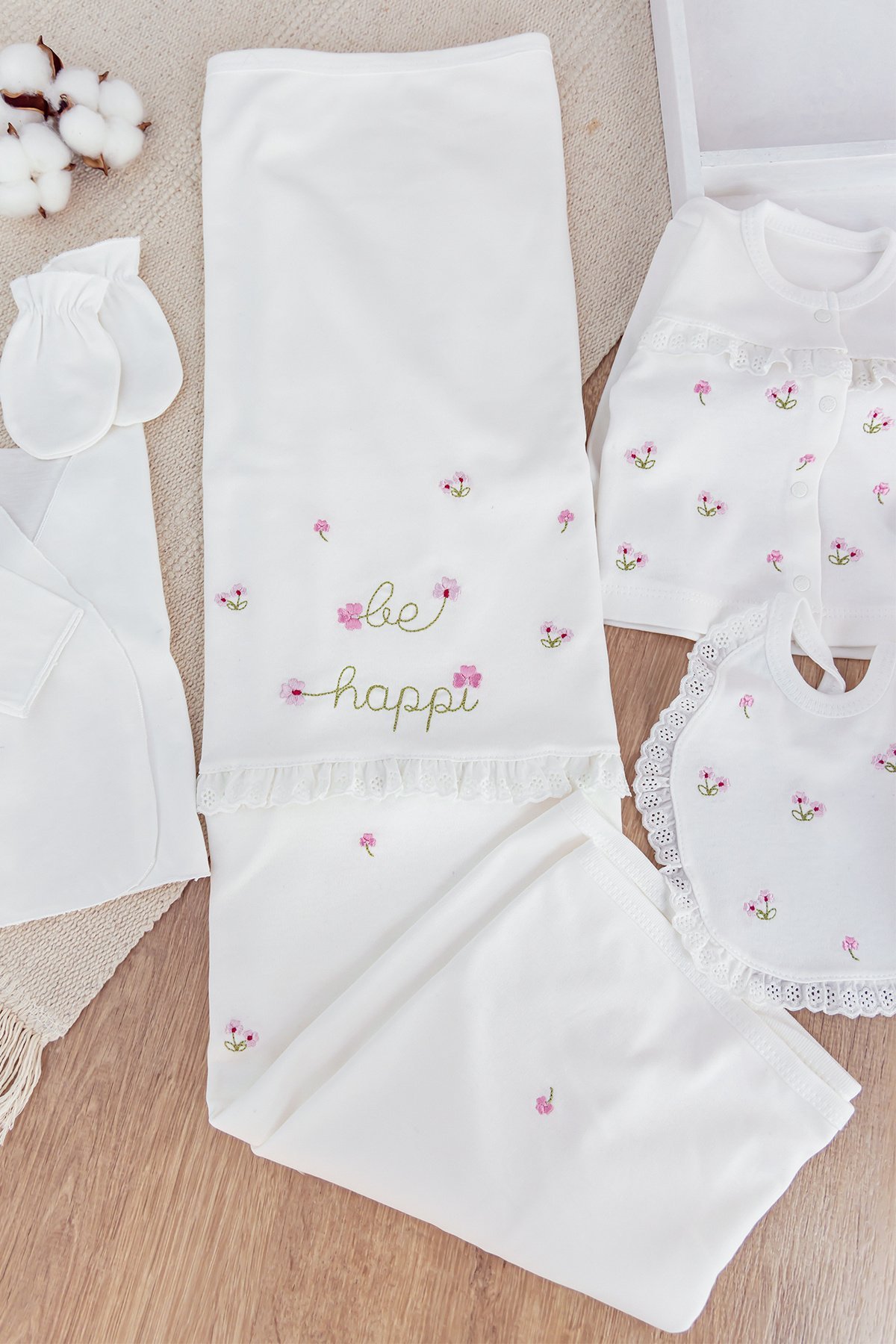 Çiçek İşlemeli Güpürlü Pamuklu 10 Parça Kız Bebek Hastane Çıkışı Bebek Takımı