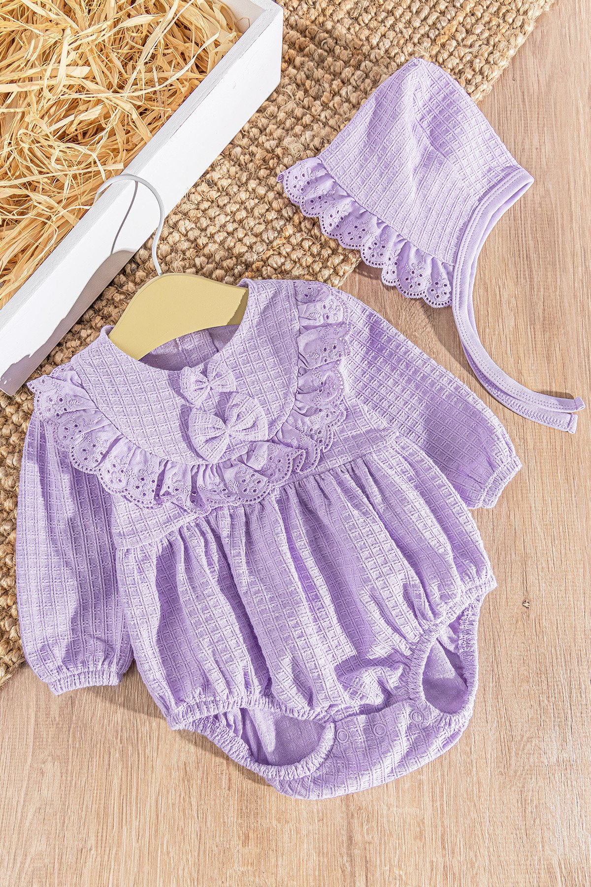 Güpürlü Şapkalı Kendinden Desenli Kız Bebek Tulum