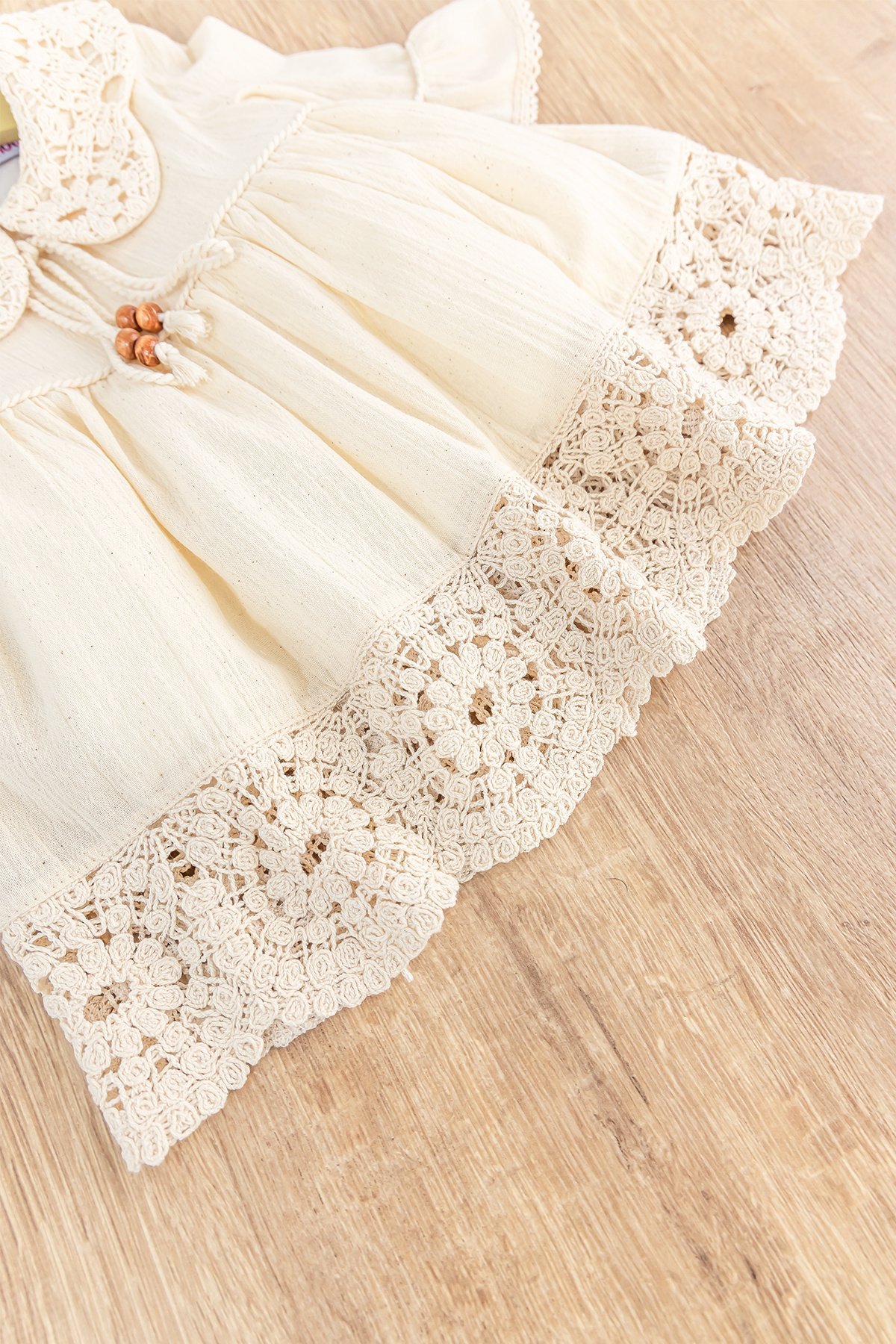 Dantel Detaylı Dokuma Kumaş Kız Bebek Elbise