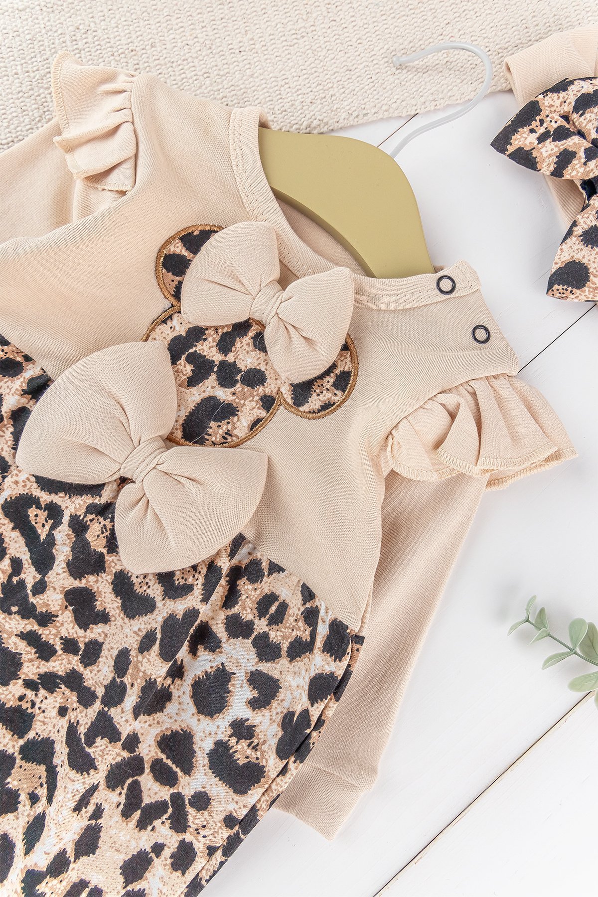 Leopar Desenli Fiyonklu Bandanalı Kız Bebek Tulum