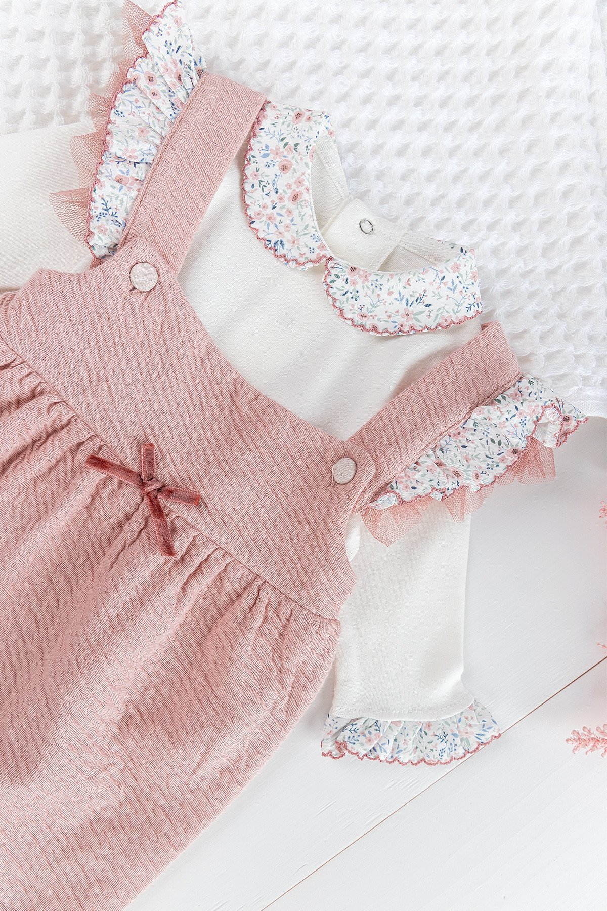 Fırfırlı Çiçek Desenli Patikli Kız Bebek Tulum Salopet Takım