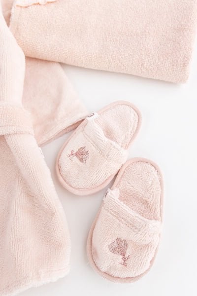 Çiçekli Nakış İşlemeli Fırfırlı 3 Parça Pamuklu Kız Bebek Havlu Bornoz Seti