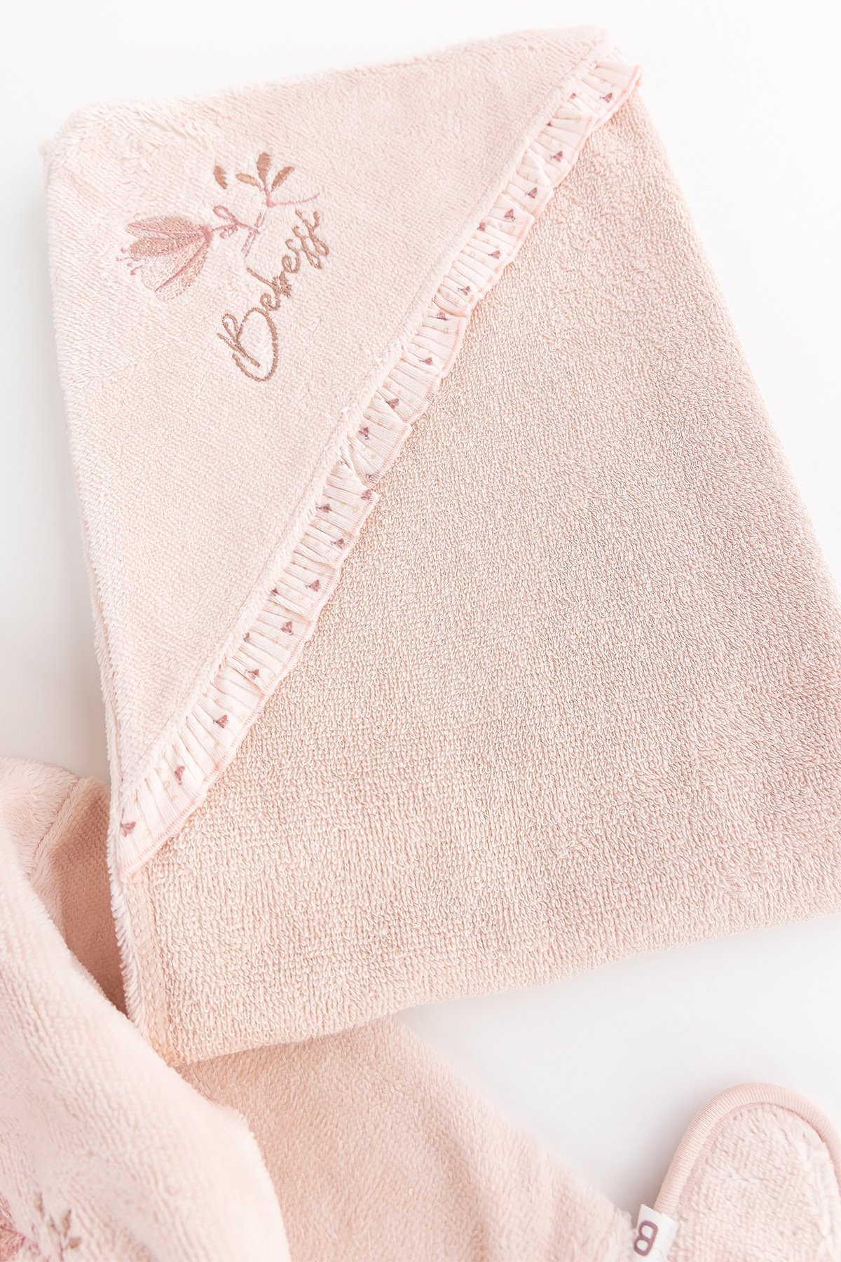 Çiçekli Nakış İşlemeli Fırfırlı 3 Parça Pamuklu Kız Bebek Havlu Bornoz Seti