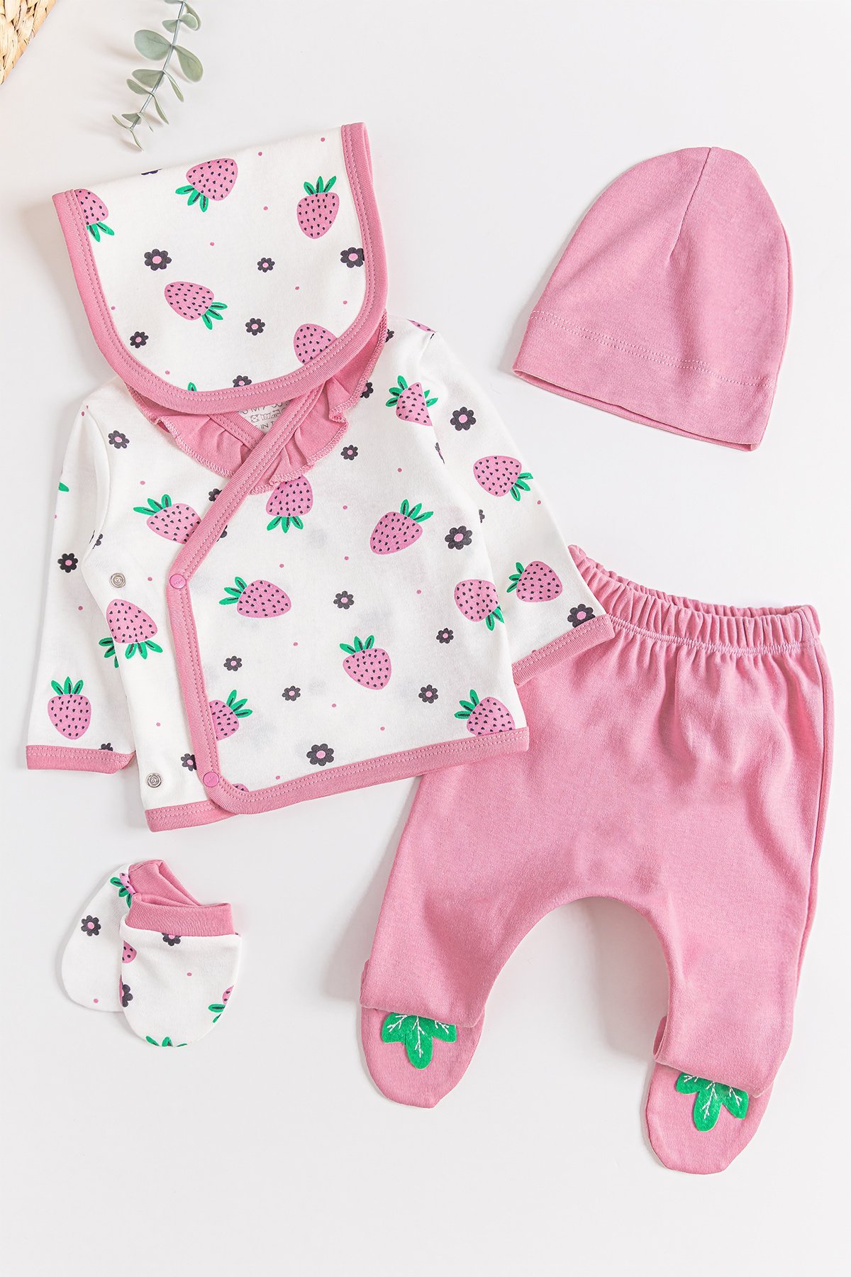 Çilek Baskılı 5 Parça Kız Bebek Hastane Çıkışı Bebek Takımı