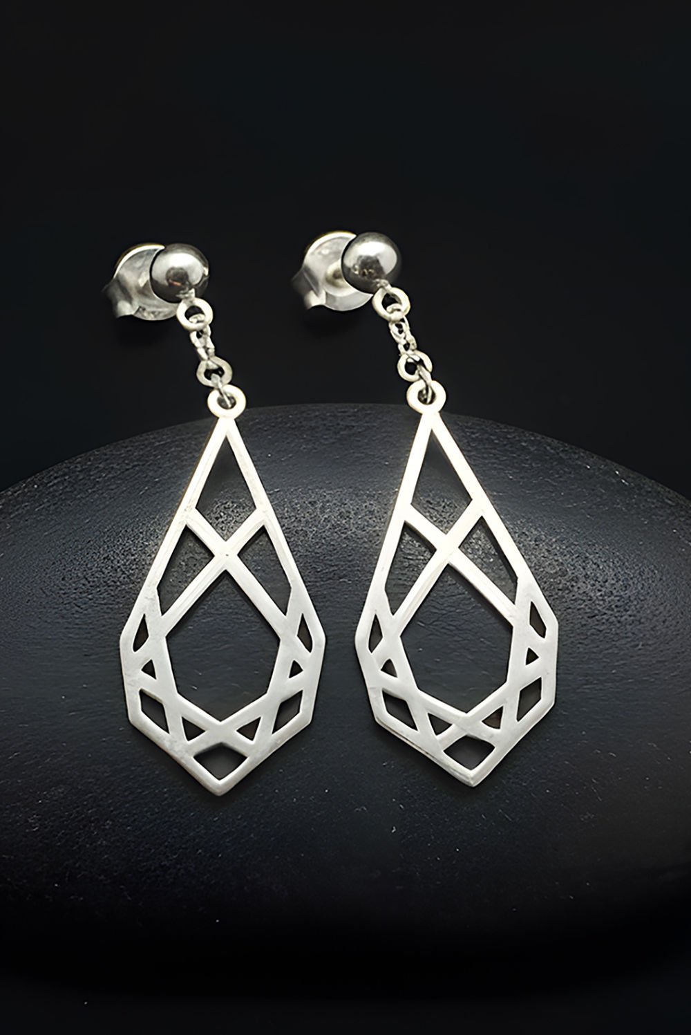 Geometrik Desenli Sallantılı Gümüş Küpe