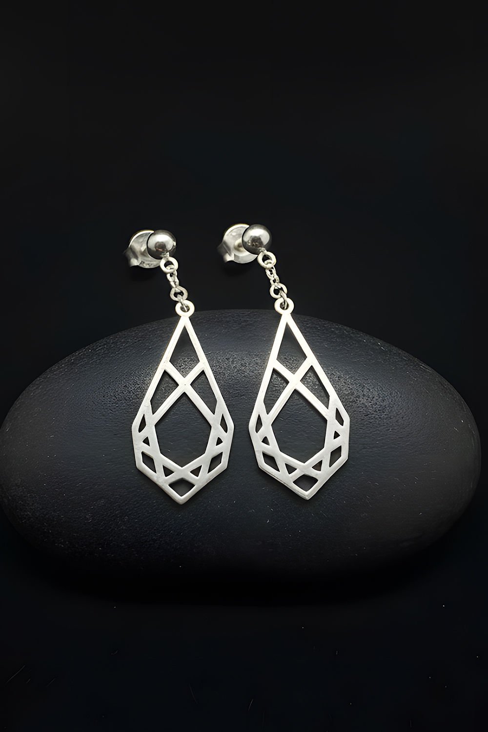 Geometrik Desenli Sallantılı Gümüş Küpe