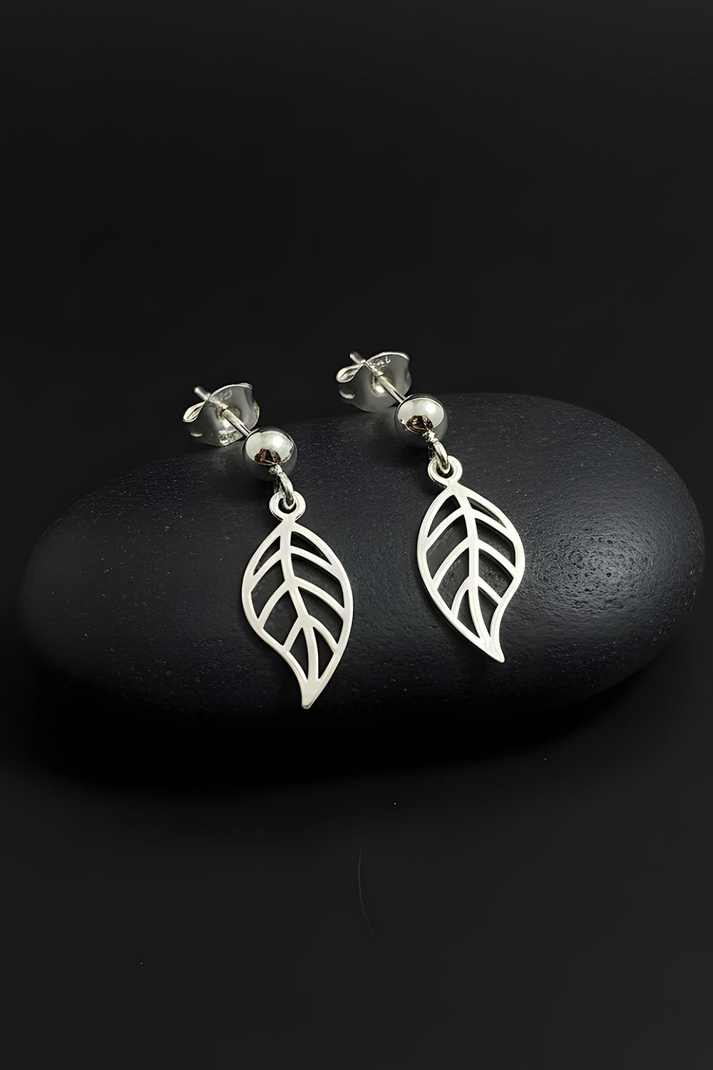 Yaprak Model Gümüş Küpe