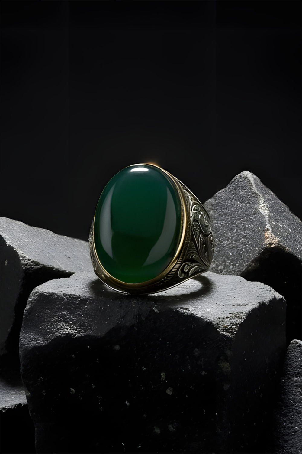 Yeşil Akik Taşlı Gravür Desenli Gümüş Yüzük