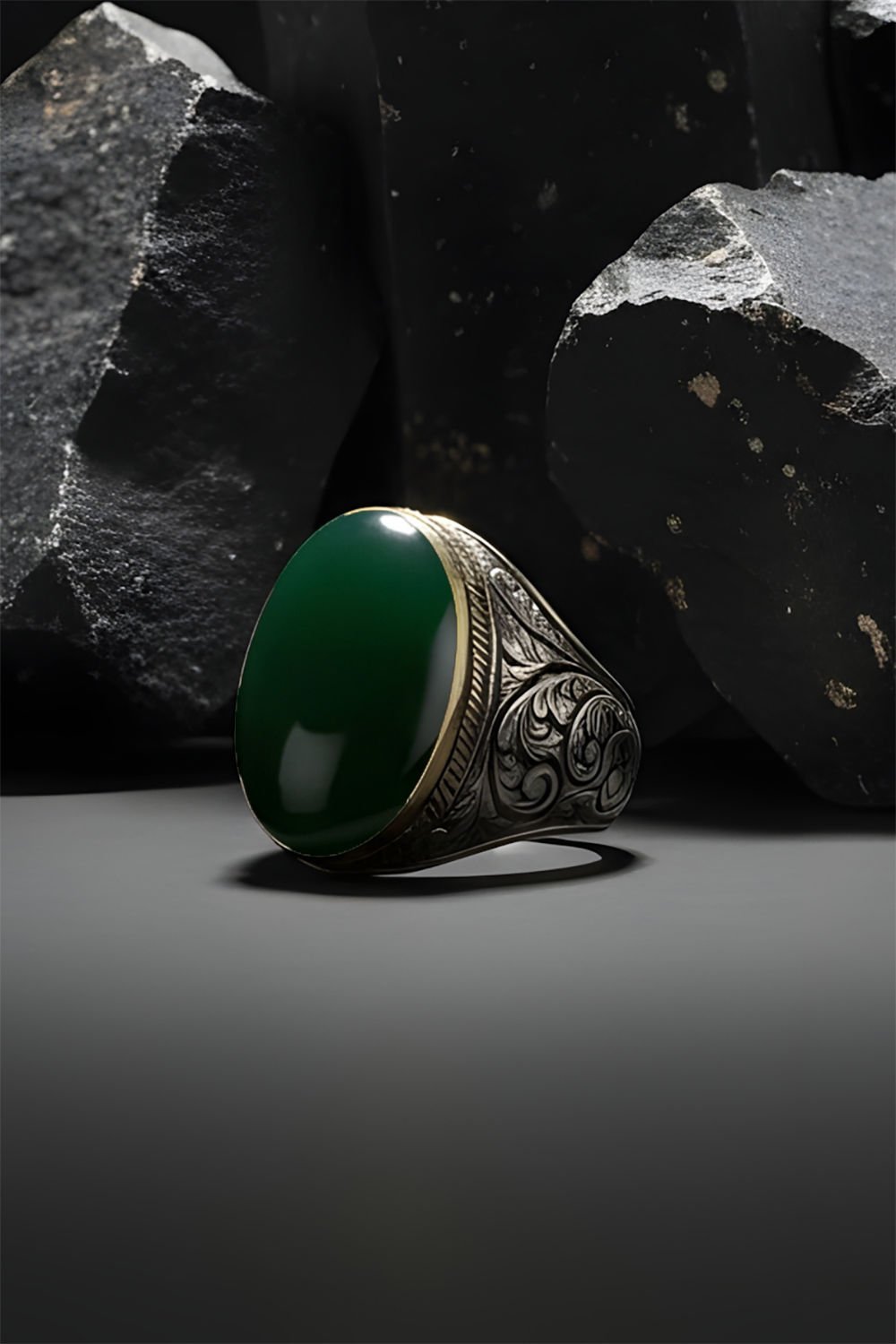 Yeşil Akik Taşlı Gravür Desenli Gümüş Yüzük