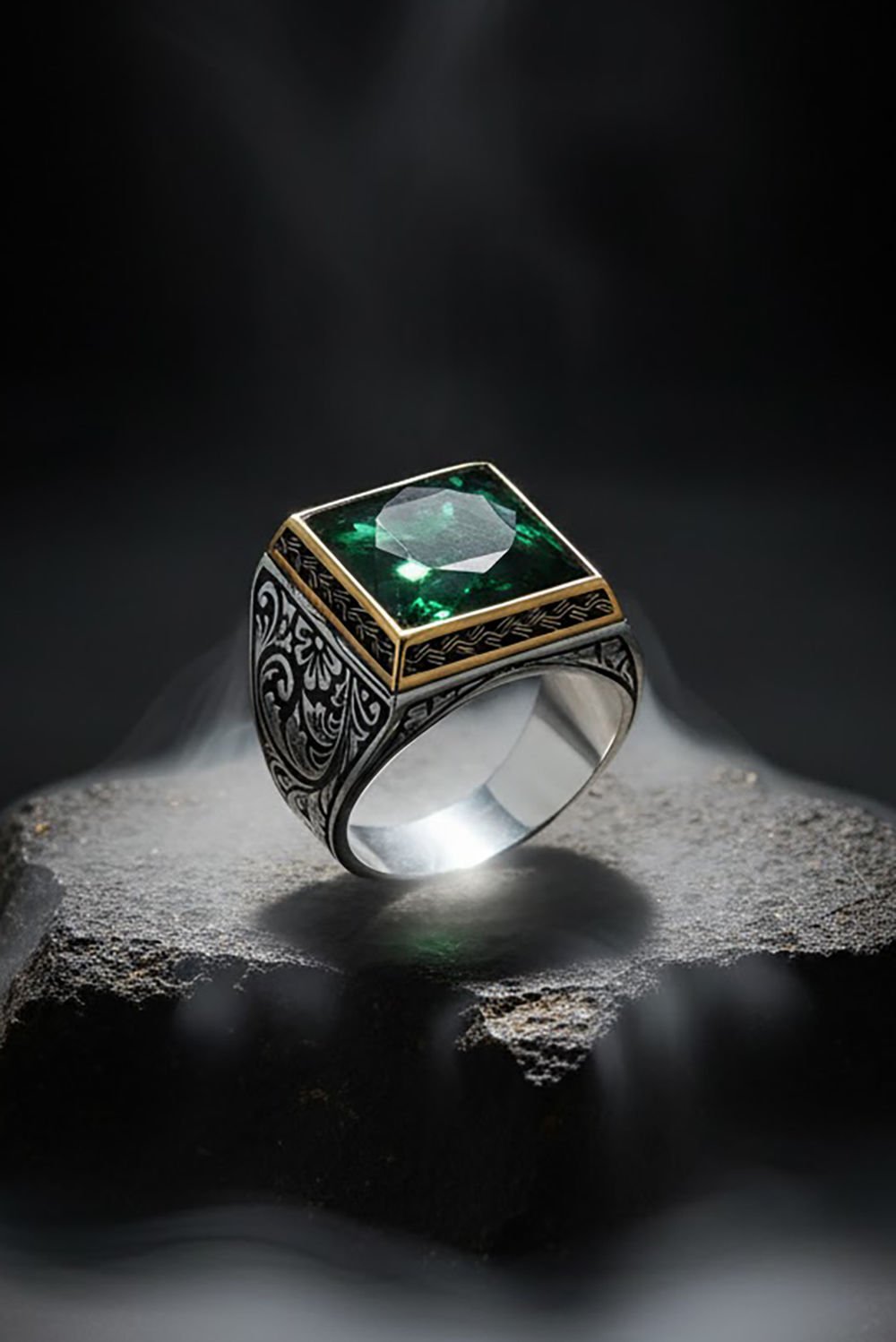 Kare Model Kalem İşlemeli Yeşil Zirkon Yüzük