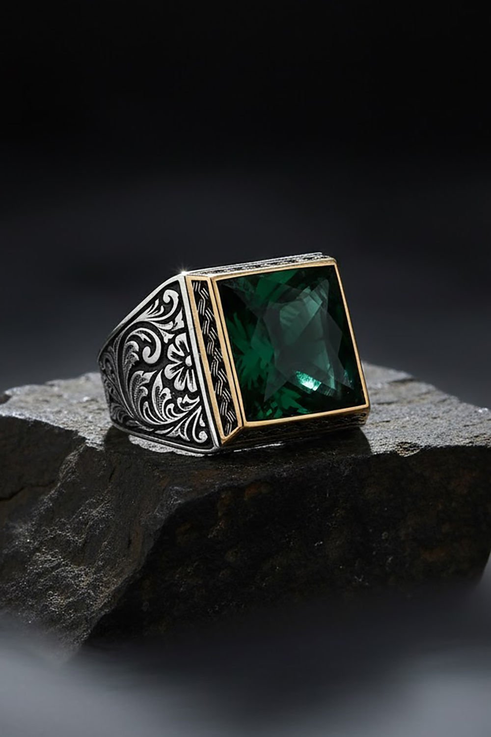 Kare Model Kalem İşlemeli Yeşil Zirkon Yüzük