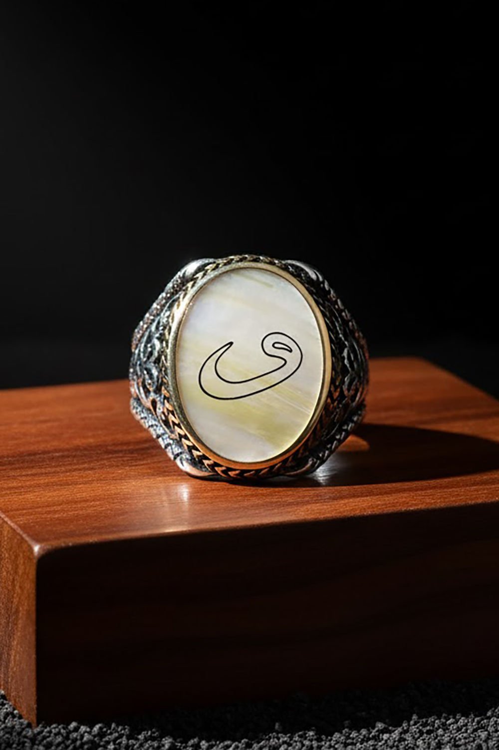 Sedef Taşı Üzerine Vav Gümüş Erkek Yüzük