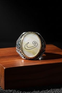 Sedef Taşı Üzerine Vav Gümüş Erkek Yüzük