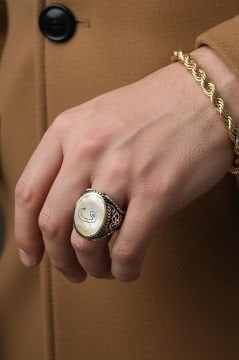 Sedef Taşı Üzerine Vav Gümüş Erkek Yüzük