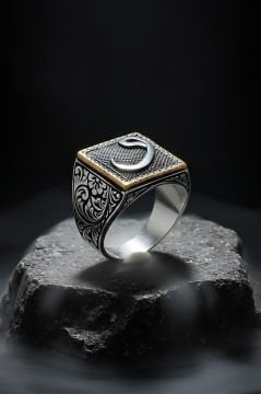 Kare Model Kalem İşlemeli Vav Desenli Yüzük