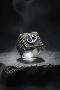 Kare Model Kalem İşlemeli Vav Elif Desenli Yüzük