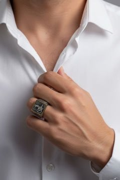 Kare Model Kalem İşlemeli Tuğra Desenli Yüzük