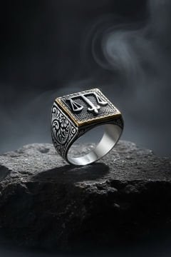 Kare Model Kalem İşlemeli Adalet Terazisi Yüzük