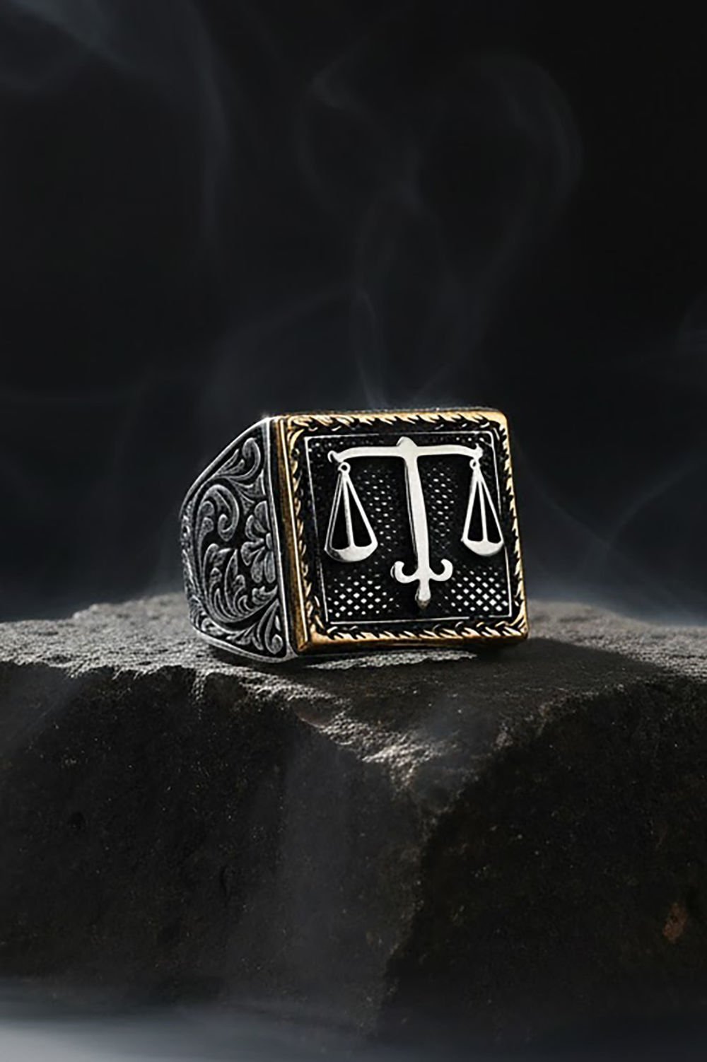 Kare Model Kalem İşlemeli Adalet Terazisi Yüzük